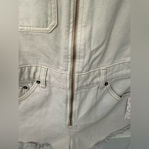NWT We The Free Sun-kissed Off White Denim Short Overalls. Size 6. - Picture 11 of 12